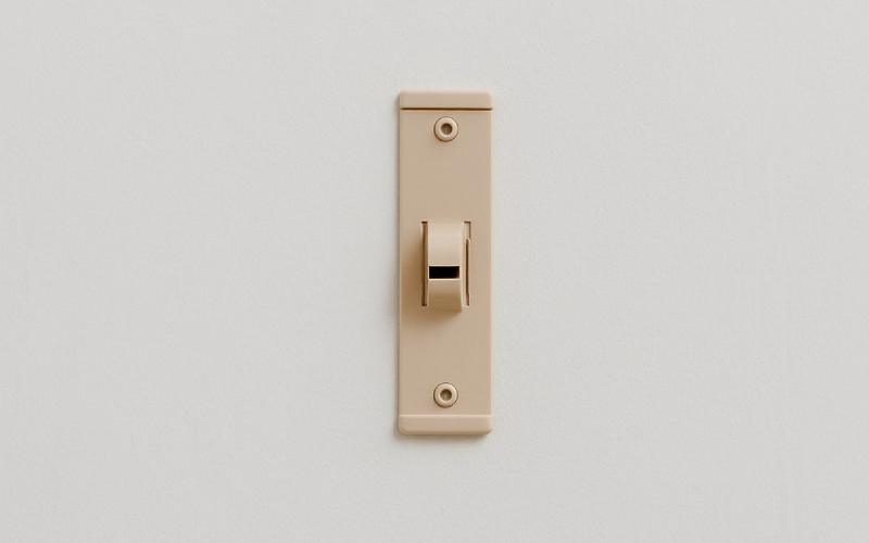 Clipe para fixação de bate-macas